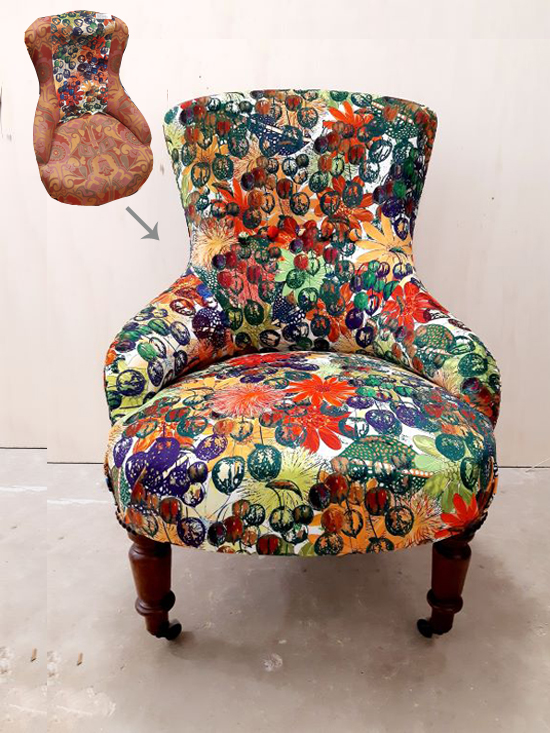 chauffeuse Napoléon refaite avec un tissu très coloré rouge, bleu, orange, jaune, avec des motifs de fleurs et fruits. En haut à gauche le fauteuil avant la réfection