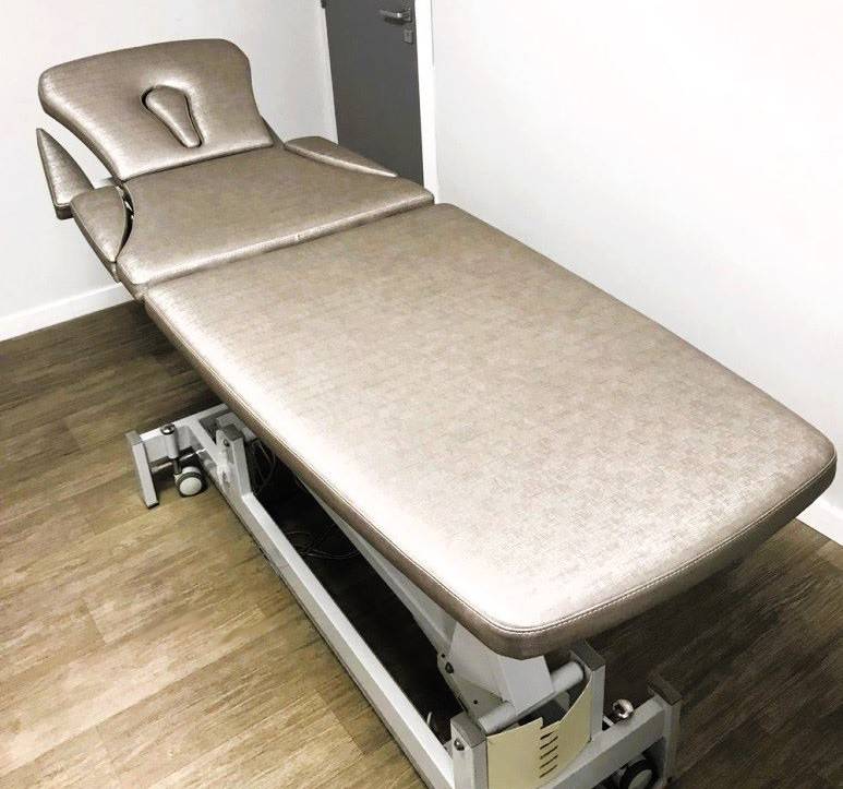 table médicale de massage retapissée en simili cuir argenté