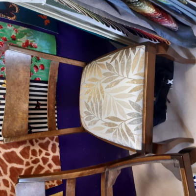 r&eacute;fection chaises Art D&eacute;co, la 1ere chaise refaite, prise en photo dans l'atelier &agrave; c&ocirc;t&eacute; d'une autre chaise sans chassis