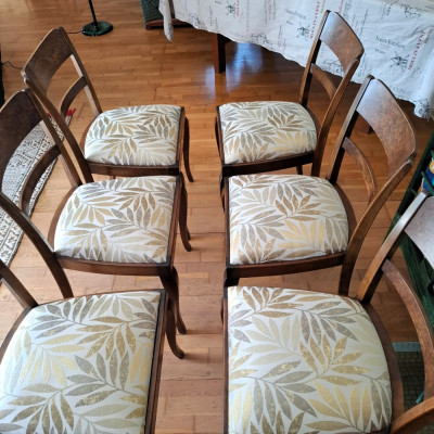 r&eacute;fection chaises Art D&eacute;co : retour des 6 chaises chez elles. Les chaises forment un ensemble harmonieux avec le tapis et les tommettes