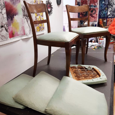 r&eacute;fection chaises Art D&eacute;co : photo du avant avec 4 chassis et 2 chaises compl&egrave;tes, &agrave; refaire!