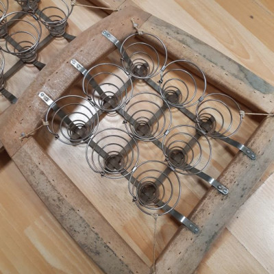 r&eacute;fection chaises Art D&eacute;co : d&eacute;tail d'un chassis d&eacute;garni. Les ressorts en bon &eacute;tat sont conserv&eacute;s. Il s'agit d'un guindage industriel en m&eacute;tal