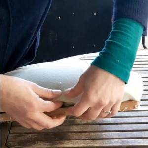 r&eacute;fection chaises Art D&eacute;co : d&eacute;tail du collage de la mouce pinc&eacute;e sur le chassis, qui contribue a l'effet bomb&eacute;