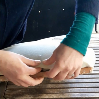 r&eacute;fection chaises Art D&eacute;co : d&eacute;tail du collage de la mouce pinc&eacute;e sur le chassis, qui contribue a l'effet bomb&eacute;