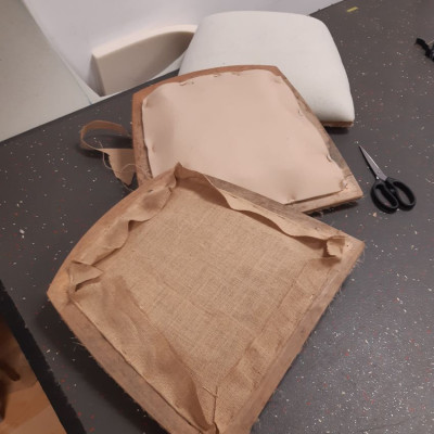 r&eacute;fection chaises Art D&eacute;co : 3 &eacute;tapes de travail. 1er plan pose de la toile forte, puis pose d'un jersey mousse, puis pose de la mousse